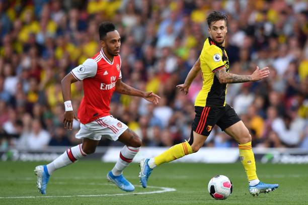 她可以通过 她可以通过